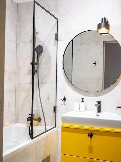 Chic Apartment In Historic Koneser Area Warsaw